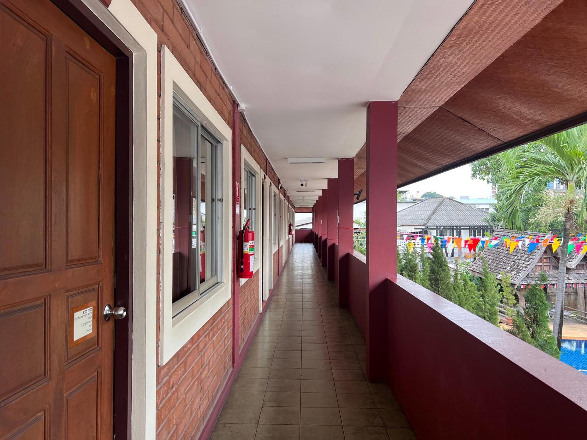 Red Brick Hostel Чиангмай Екстериор снимка