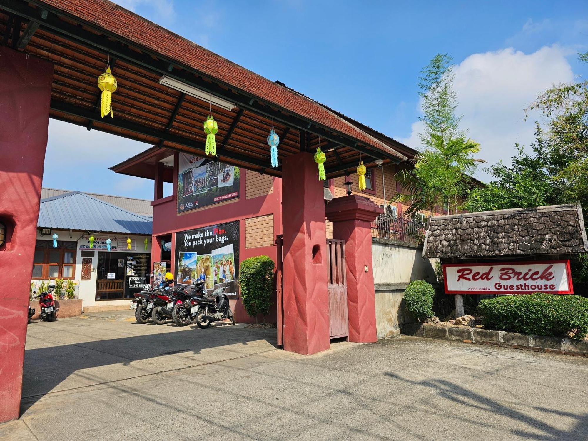 Red Brick Hostel Чиангмай Екстериор снимка