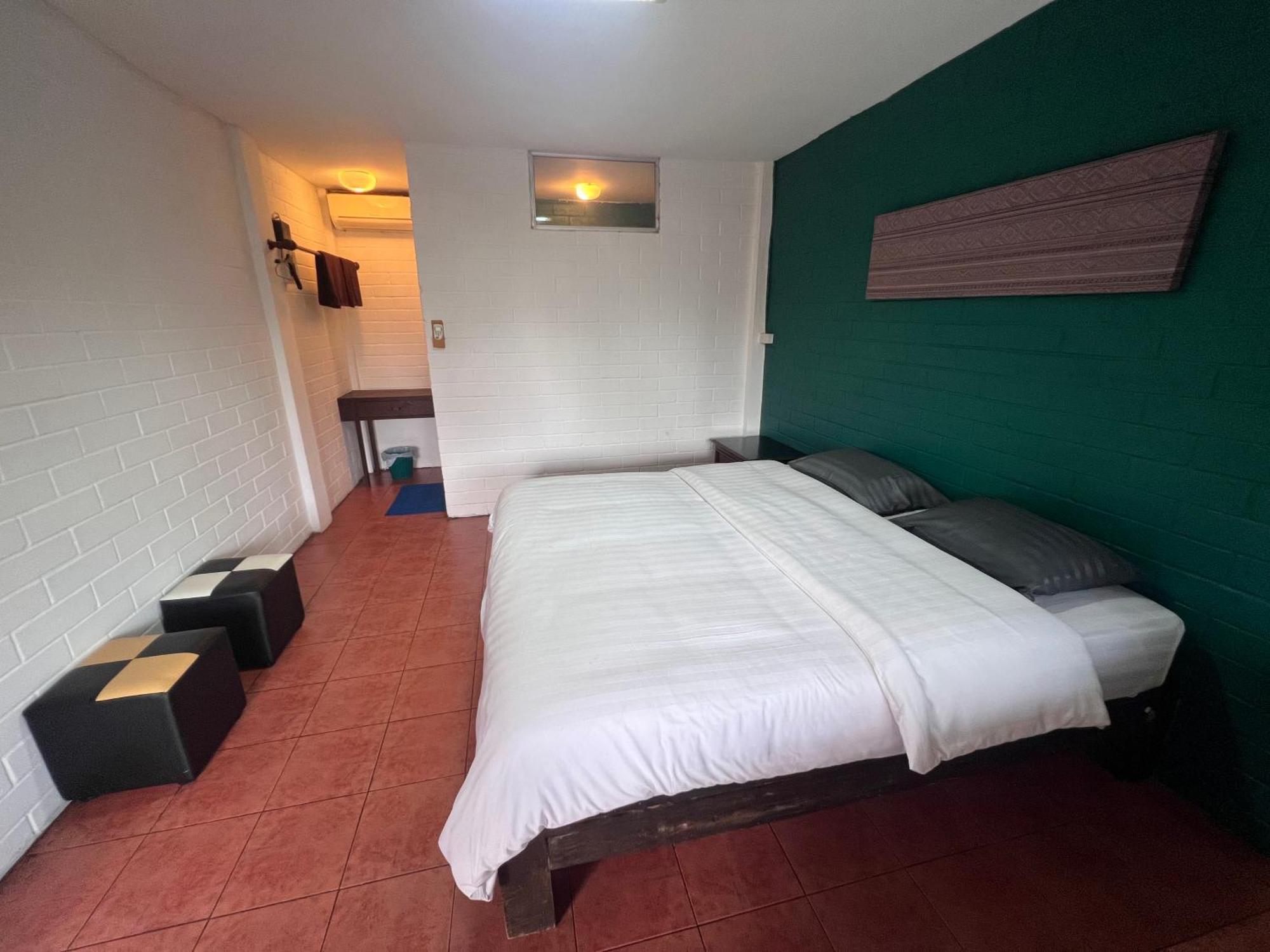 Red Brick Hostel Чиангмай Екстериор снимка